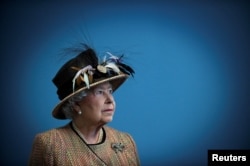 La Reina Isabel II, en febrero de 2012. (Eddie Mulholland/Pool via REUTERS/Archivo)