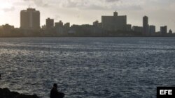 HAB03 - LA HABANA (CUBA), 11/01/08.- Un hombre pesca hoy, 11 de enero de 2008, en inmediaciones del malecón de La Habana (Cuba). EFE/Alejandro Ernesto