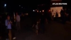 Una familia siria intenta abrirse paso enfrentada a la policía