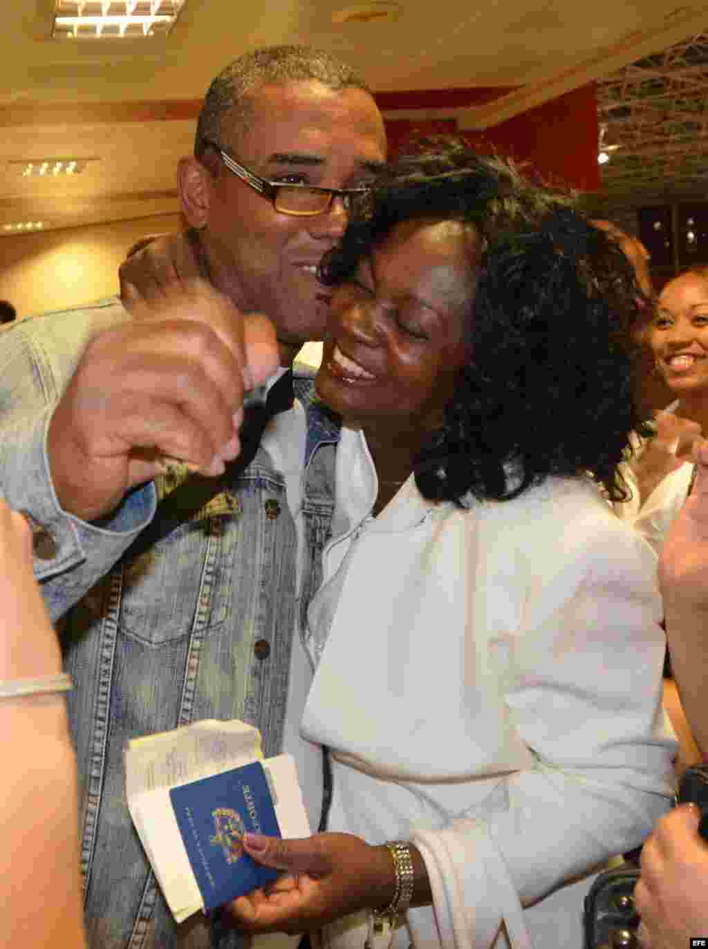 La líder del grupo disidente Damas de Blanco, Berta Soler (d), se despide hoy, domingo 10 de marzo de 2013, antes de viajar a España en su primera salida al extranjero desde La Habana (Cuba). El viaje de Soler se produce en el marco de la nueva reforma mi