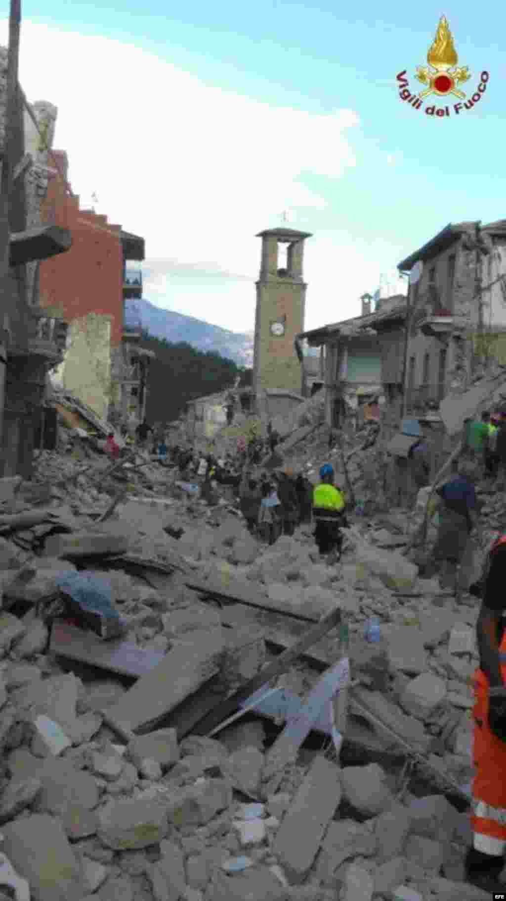 Imagen facilitada por la Brigada de Bomberos de Italia que muestra al cuerpo de bomberos en busca de supervivientes en una de los edificios derrumbadas en Amatrice, en el centro de Italia, hoy, 24 de agosto de 2016. Al menos 37 personas han muerto y decen