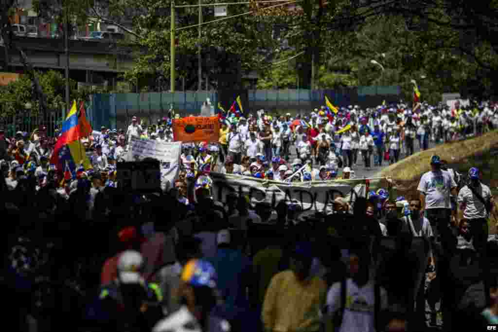 Un grupo de personas protesta contra el Gobierno de Nicolás Maduro hoy, martes 4 de marzo de 2014, en Caracas