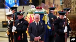 El rey Carlos III, en el centro, y otros miembros de la familia real británica velan el ataúd de la reina Isabel II en la Catedral de St. Giles, en Edimburgo, Escocia. (Jane Barlow/Pool via AP)