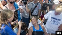 Fotografía cedida por la Oficina de Noticias de Florida Keys donde se ve a Diana Nyad sonriéndole a una admiradora mientras recibe tratamiento médico en Key West, Florida (EE.UU.). 