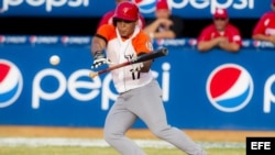 Yuniet Flores del equipo Villa Clara (Cuba) batea ante Indios de Mayagüez de Puerto Rico, en la Serie del Caribe 2014, en el Estadio Nueva Esparta, en Margarita (Venezuela).