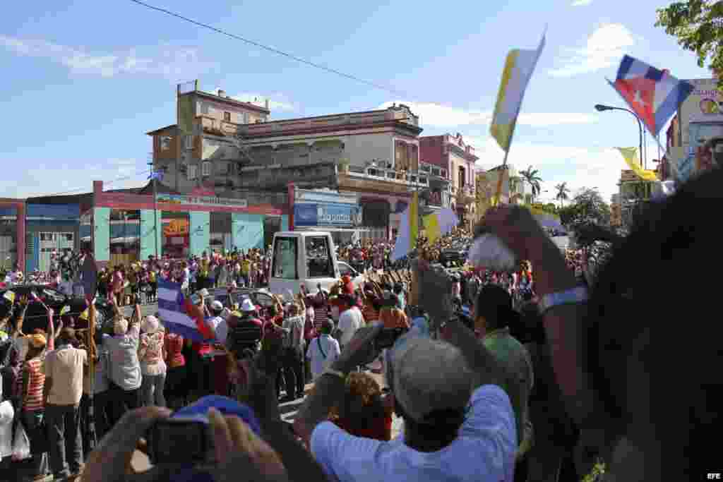 Santiagueros asisten a la misa del papa Benedicto XVI en la Plaza de la Revoluci&oacute;n Antonio Maceo.