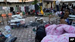 Refugiados sirios reunidos en un albergue en Antioquía, en el sureste de Turquía, el viernes 10 de febrero de 2023. (AP Foto/Hussein Malla, Archivo)