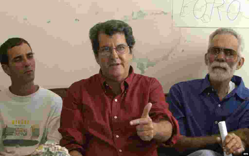 El opositor cubano Oswaldo Payá, líder del Movimiento Cristiano Liberación (MCL), junto a otros opositores sin identificar, anunció el 22 de noviembre de 2007, en La Habana, la creación de un "Comité Ciudadano de Reconciliación y Diálogo" que impulsará u