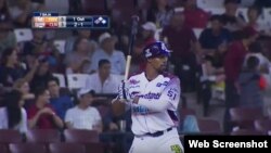 Daniel Carbonell batea por los Tomateros de Culiacán.