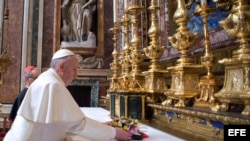 Fotografía facilitada por el Osservatore Romano que muestra al papa Francisco I rezando en la basílica Santa María la Mayor en Roma (Italia) hoy, jueves 14 de marzo de 2013. El papa Francisco acudió hoy a primera hora de la mañana a rezar a la Basílica de