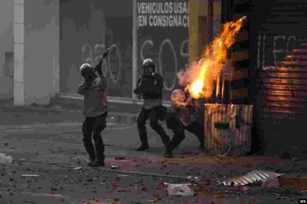 Manifestantes se enfrentan a miembros de la Policía Nacional Bolivariana