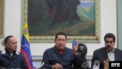 Hugo Chávez, flanqueado por Nicolás Maduro y Diosdado Cabello