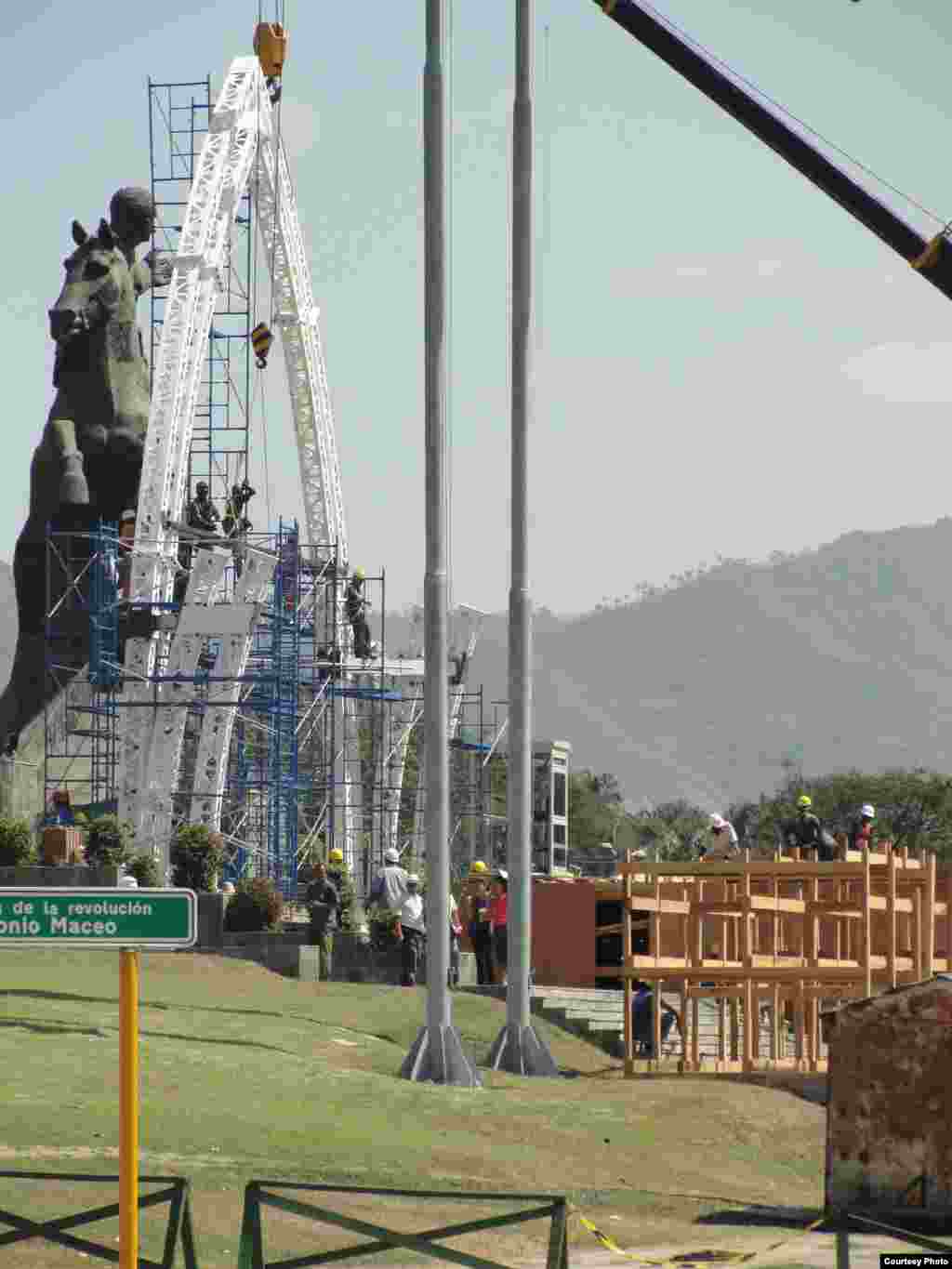 Labores de construcción en la Plaza de la Revolución para la visita del Papa