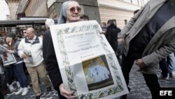  Una monja muestra la portada del diario vaticano L'Osservatore Romano con una foto del nuevo papa Francisco I, en la Ciudad del Vaticano. 