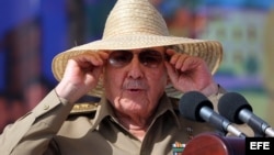 Raúl Castro, se prepara para su discurso en la ciudad de Santiago de Cuba, durante un acto celebrado por el 60 aniversario del asalto al cuartel Moncada.