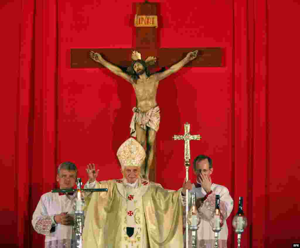 El papa Benedicto XVI en la Plaza de la Revoluci&oacute;n Antonio Maceo donde ofreci&oacute; la misa, el lunes 26 de marzo de 2012, en de Santiago de Cuba