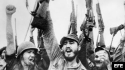 Fidel Castro y un grupo de rebeldes celebran el triunfo.