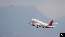 Foto de archivo. Un avión de Avianca despega del aeropuerto El Dorado, en Bogotá, Colombia, el lunes 26 de agosto de 2024. (Foto AP/Fernando Vergara)