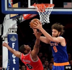 Cristiano Felicio (i) de Bulls ante Robin López (d) de Knicks.