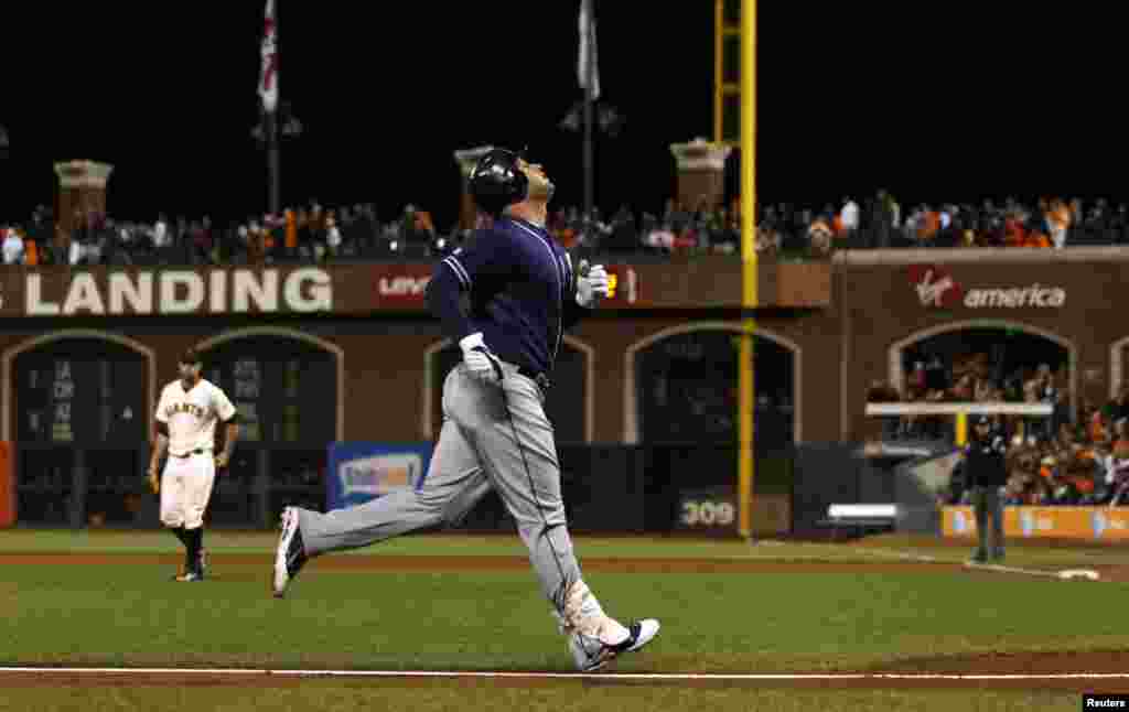 La primera base de los Padres de San Diego, Yonder Alonso.