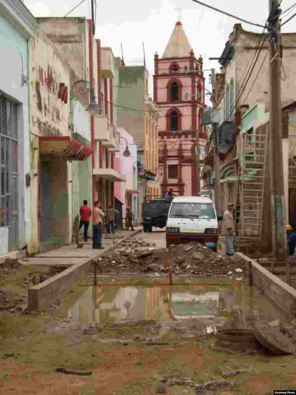 Recorrido por el casco hostórico de Camagüey. Al fonfo la iglesia de La Soledad.