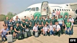 Fotografía cedida por el Club de fútbol brasileño Chapecoense del 28 de noviembre de los integrantes del equipo momentos antes de viajar a Colombia.