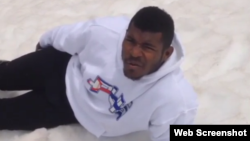 Yasiel Puig y su primera experiencia en la nieve.