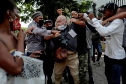 El fotógrafo de AP, el español Ramón Espinosa, aparece con heridas en la cara mientras cubría una manifestación contra el presidente cubano Miguel Díaz-Canel en La Habana, el 11 de julio de 2021