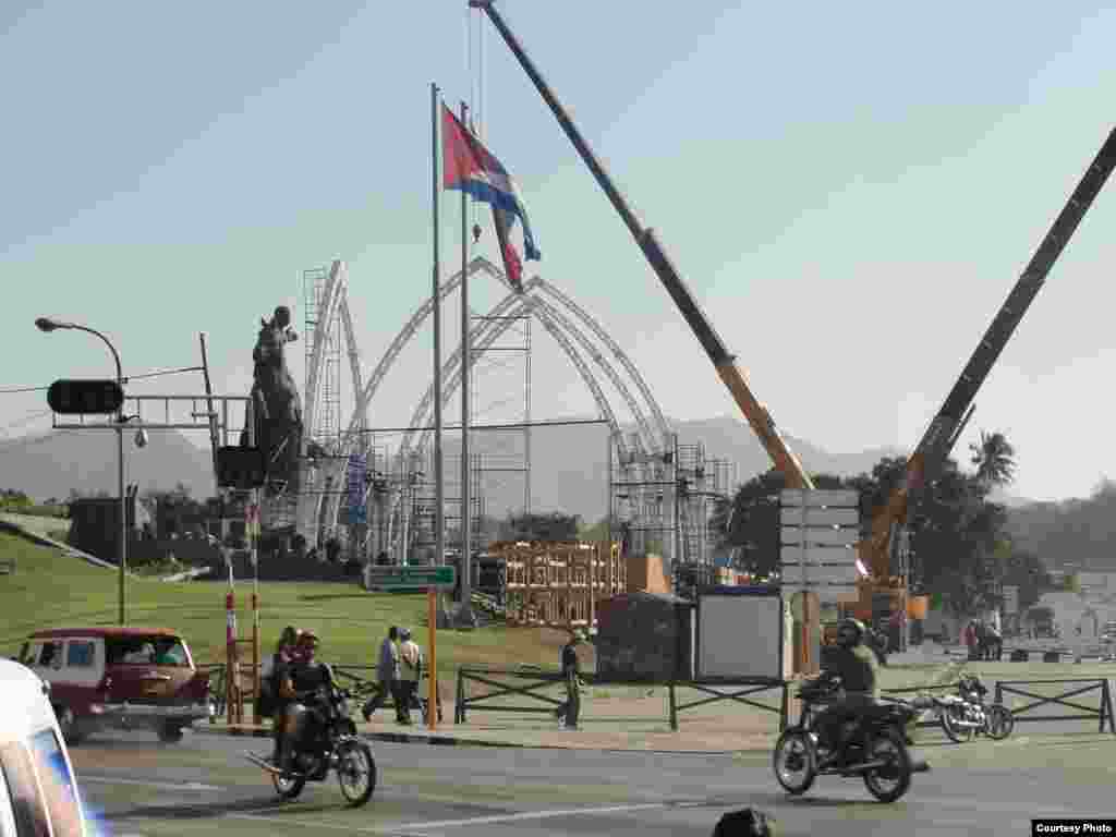 Labores de construcción en la Plaza de la Revolución para la visita del Papa