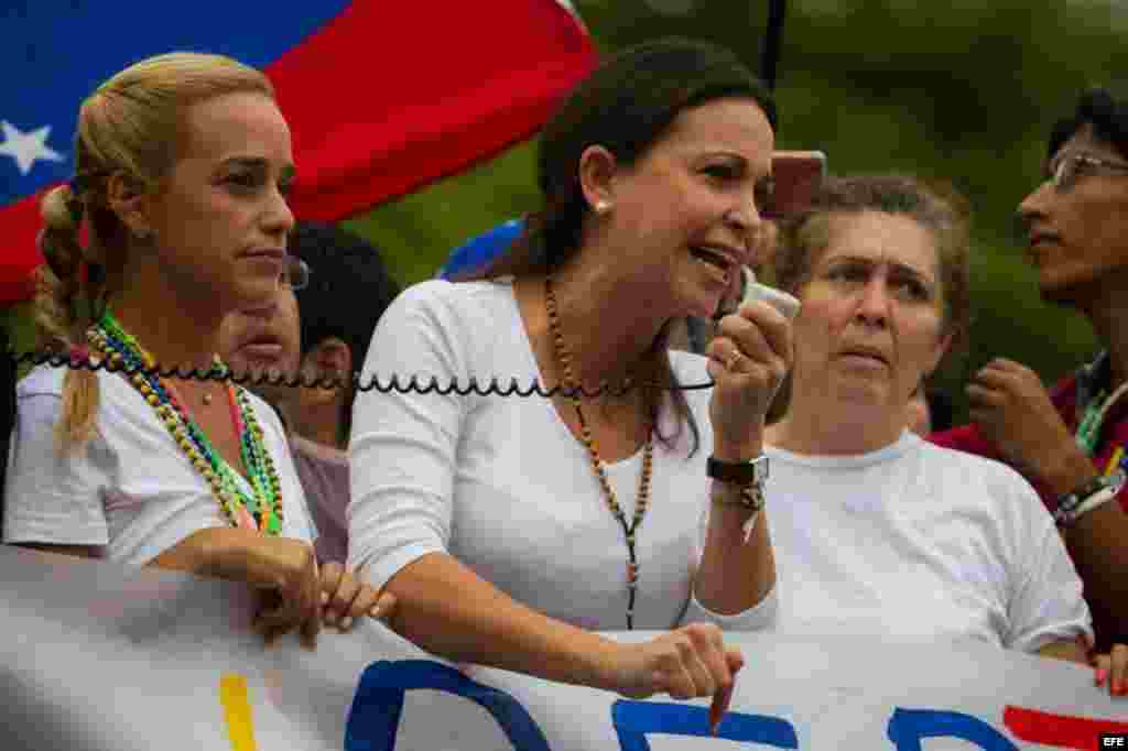 La dirigente opositora María Corina Machado (c), junto a un grupo de manifestantes opositores al gobierno del presidente venezolano Nicolás Maduro.