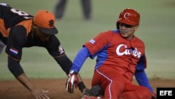 El cubano Frederich Cepeda en un partido de Clásico Mundial de Béisbol en Tokio, Japón.