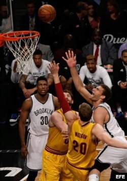 Brook López (d) de Brooklyn Nets en acción contra los Cleveland Cavaliers.