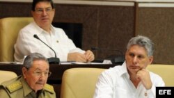 Raúl Castro (i) junto al primer vicepresidente Miguel Díaz-Canel (d) y el canciller Bruno Rodríguez.