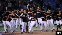  Los jugadores holandeses celebran tras imponerse a Cuba en un partido de segunda ronda del Clásico Mundial de Béisbol disputado en el estadio Tokyo Dome hoy, lunes 11 de marzo de 2013 en Tokio (Japón). 