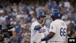 Adrian Gonzalex (i) felicita a Yasiel Puig (d) después de conectar un jonrón contra los Medias Rojas de Boston. 