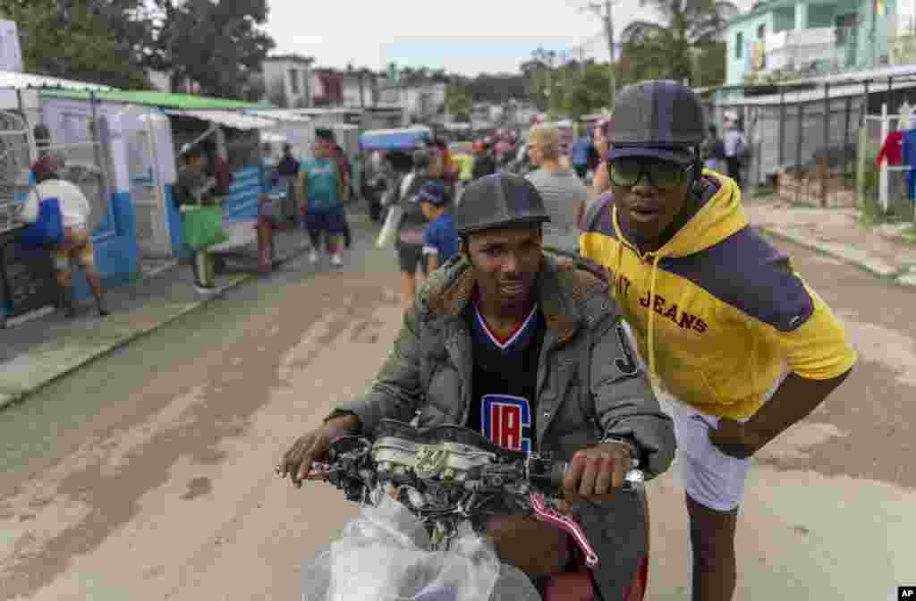 Juan Yainier Antomarchi Núñez se sube a un mototaxi en La Habana, Cuba, el jueves 16 de enero de 2025, tras ser liberado condicionalmente por participar en las protestas antigubernamentales de 2021. (Foto AP/Ramon Espinosa)