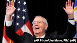 Walter Mondale en una foto tomada en octubre de 2012. (AP Photo/Jim Mone, File)