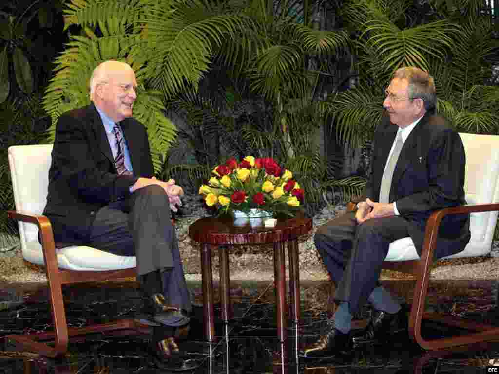 Ra&uacute;l Castro reunido con el senador estadounidense Patrick Leahy. El dem&oacute;crata del estado de Vermont encabez&oacute; un viaje similar hace un a&ntilde;o, y se reuni&oacute; tanto con Gross como con Castro.