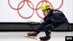 Apolo Anton Ohno en acción durante su participación en la prueba masculina de los 500 metros pista en el Palavela venue, durante los Juegos Olímpicos de Invierno de Turín 2006 en Turín, Italia. 