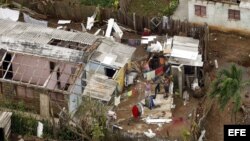 ARCHIVO. Vista aérea que muestra familias en labores de recuperación después del paso del huracán Ike sobre Pinar del Río.