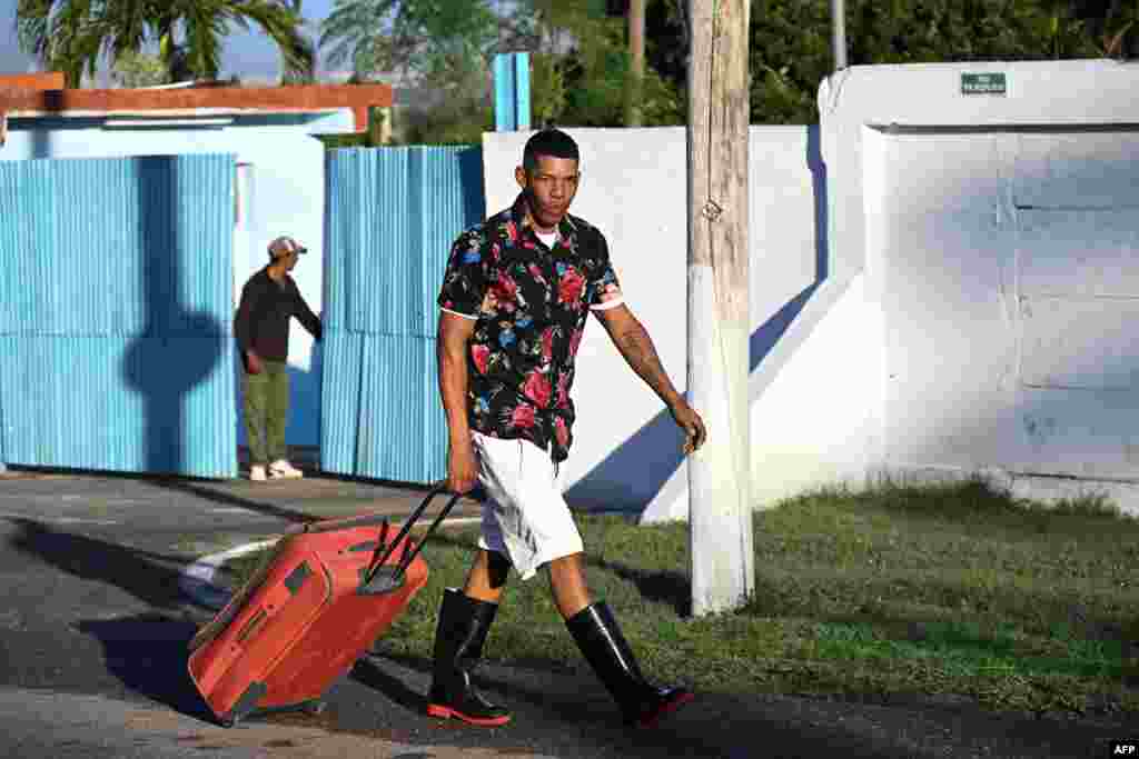 José Antonio González Guerrero, encarcelado por su participación en las protestas antigubernamentales de julio de 2021, observa mientras camina tras ser liberado de la prisión en el barrio de San Miguel del Padrón en La Habana el 16 de enero de 2025.