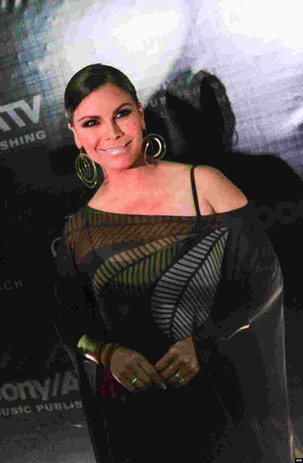 Olga Tañon posa a su llegada a la ceremonia de la organización del Salón de la Fama de Compositores Latinos. 