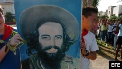 Un grupo de niños cubanos se dirige a depositar flores en el mar en homenaje a Camilo Cienfuegos. 