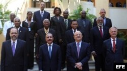 ARCHIVO. De izquierda a derecha en la primera línea, el secretario general del Consejo de Ministros del Foro del Caribe (Cariforo), Irwin Larocque;el presidente dominicano, Danilo Medina; el canciller dominicano Carlos Morales Troncoso y el director gener