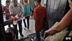 Varias personas pasan por un control sanitario en la Terminal de Ómnibus Nacional. Foto de archivo